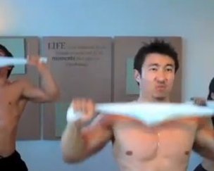 Силовые тренировки и растяжка с помощью полотенца